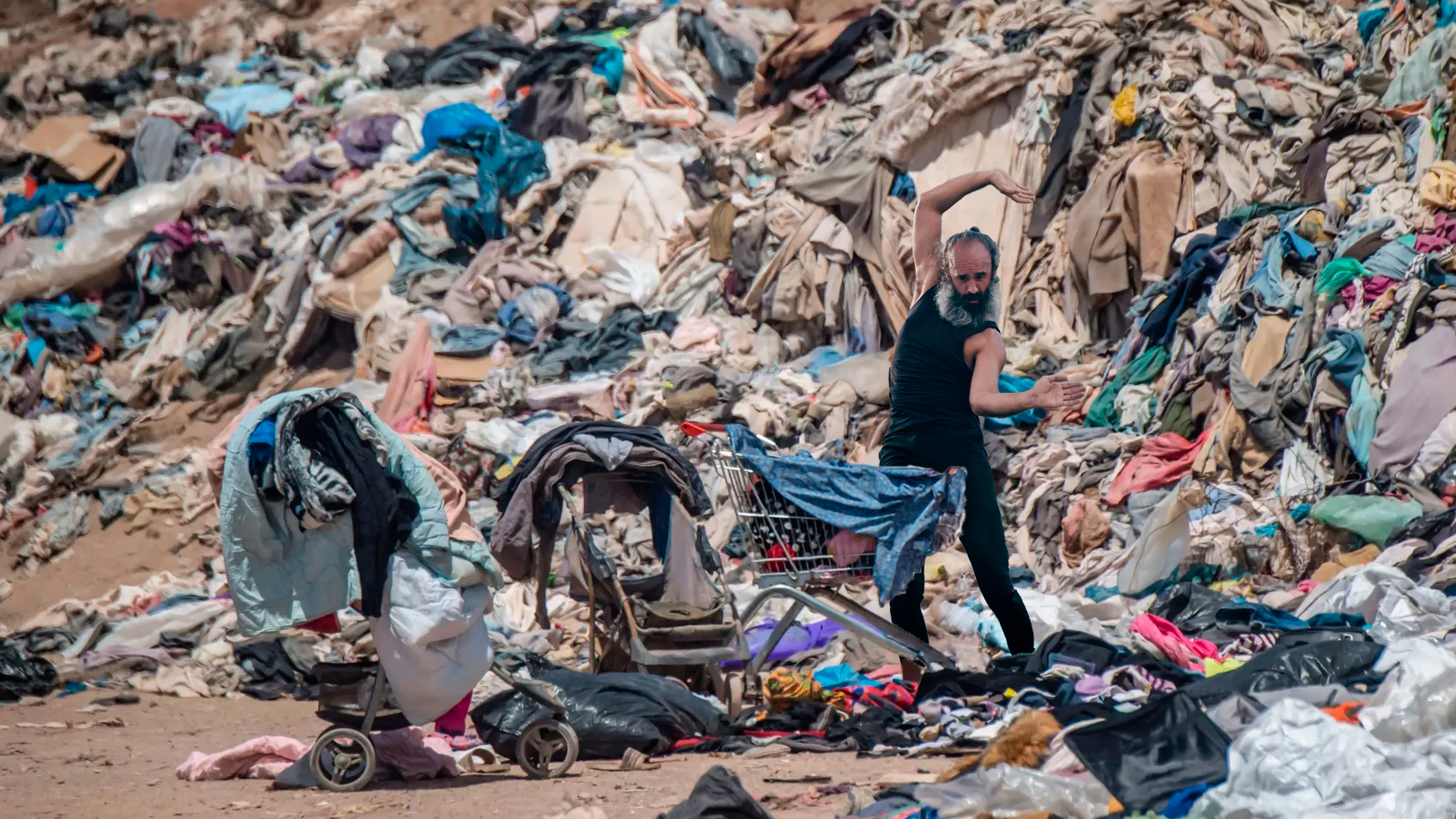 DESERTS ABSOLUTS
En aquest espais la vida s’ha retirat de manera natural debut a les condicions ambientals extremes. Per això mateix, el desert és per definició lloc d’exili, destinació de l’expulsió de tots els bocs expiatoris, i lloc d’auto-exili.